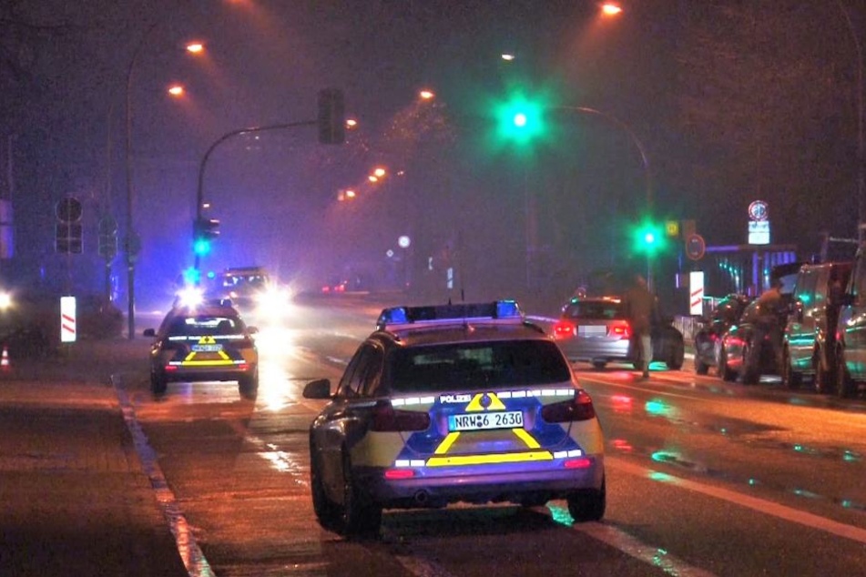 Mit mehreren Polizeiautos wurde das Gebiet um die Turnhalle herum abgesperrt.