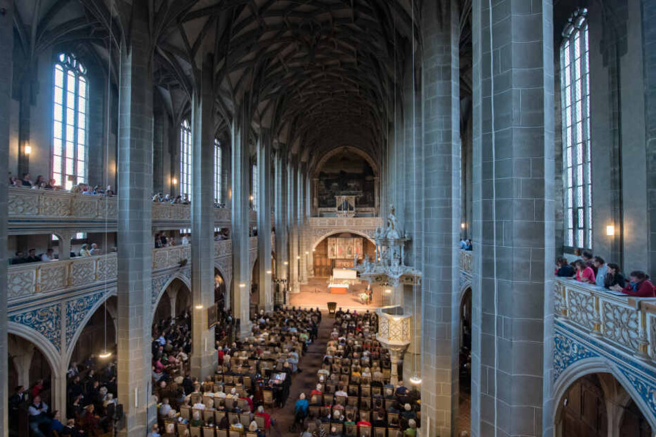 Hunderte Menschen kamen am Montag zu einem ökumenischen Gedenkgottesdienst für die Opfer des Terroranschlags von Halle in die Marktkirche.