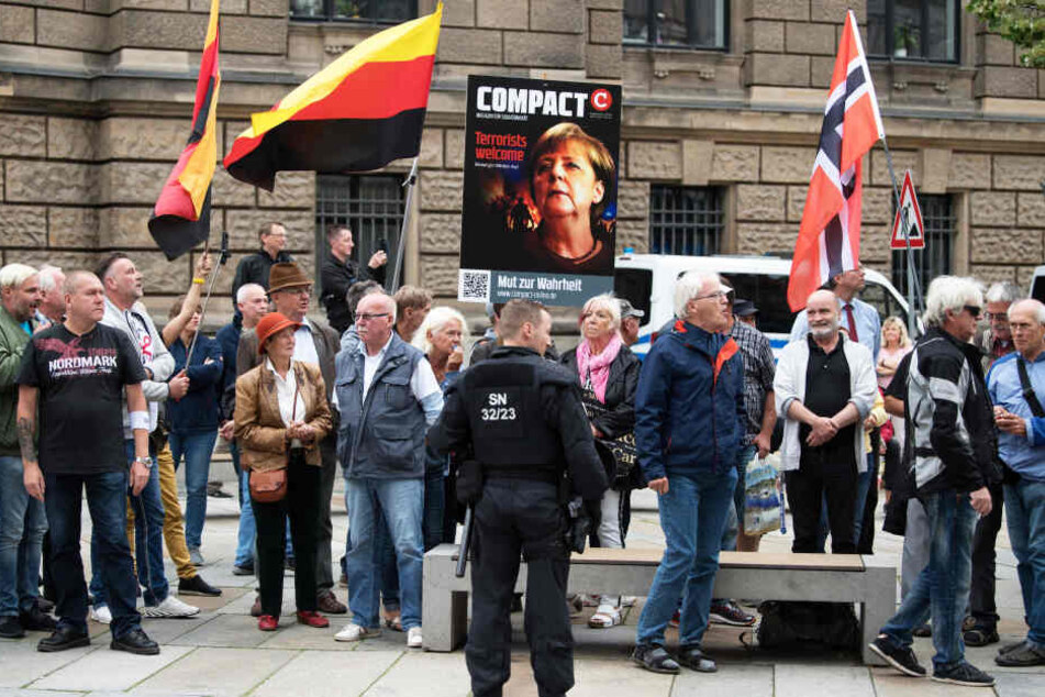 Rechte Demonstranten machten am 15. Juli gegen einen Merkel-Besuch mobil.