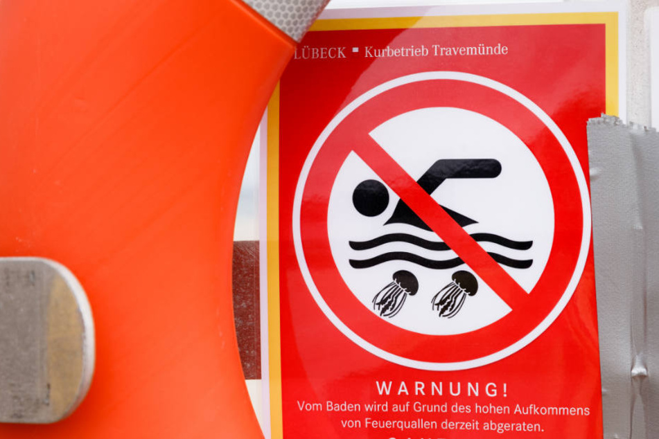 An den betroffenen Stränden warnen Hinweisschilder und Flaggen vor dem Baden.