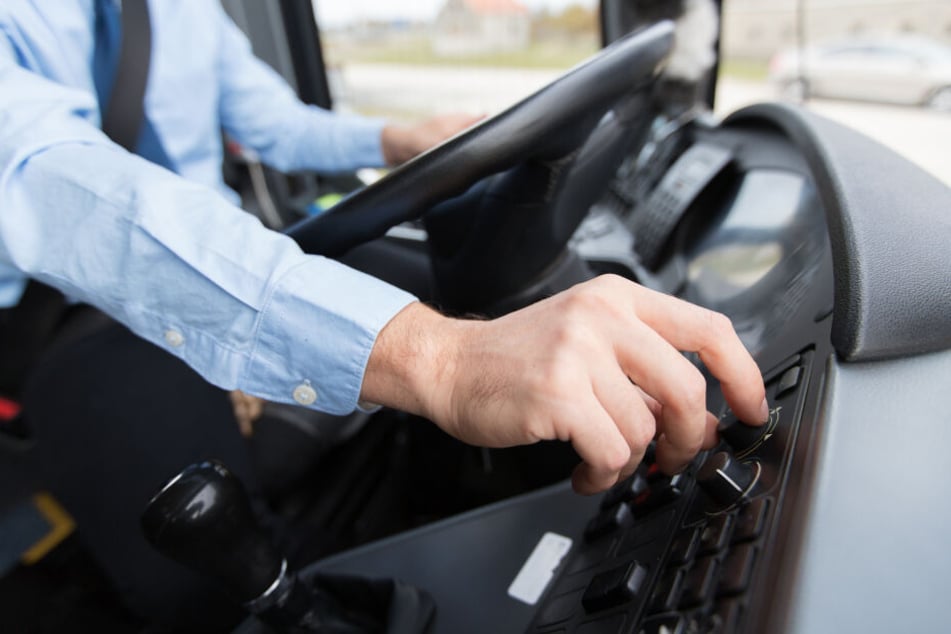 Als der Busfahrer seine Fahrt fortsetzte, geriet der Rentner unter den hinteren rechten Reifen des Busses. (Symbolbild)