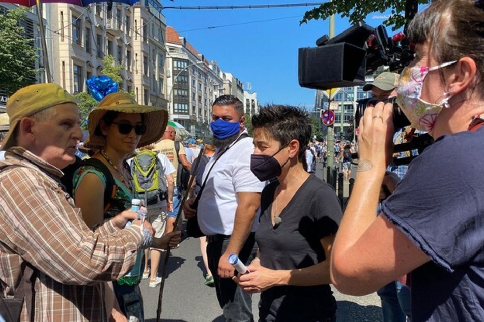 Dunja Hayali: Dunja Hayali will wissen: Was wollen die Corona-Protestierer wirklich?