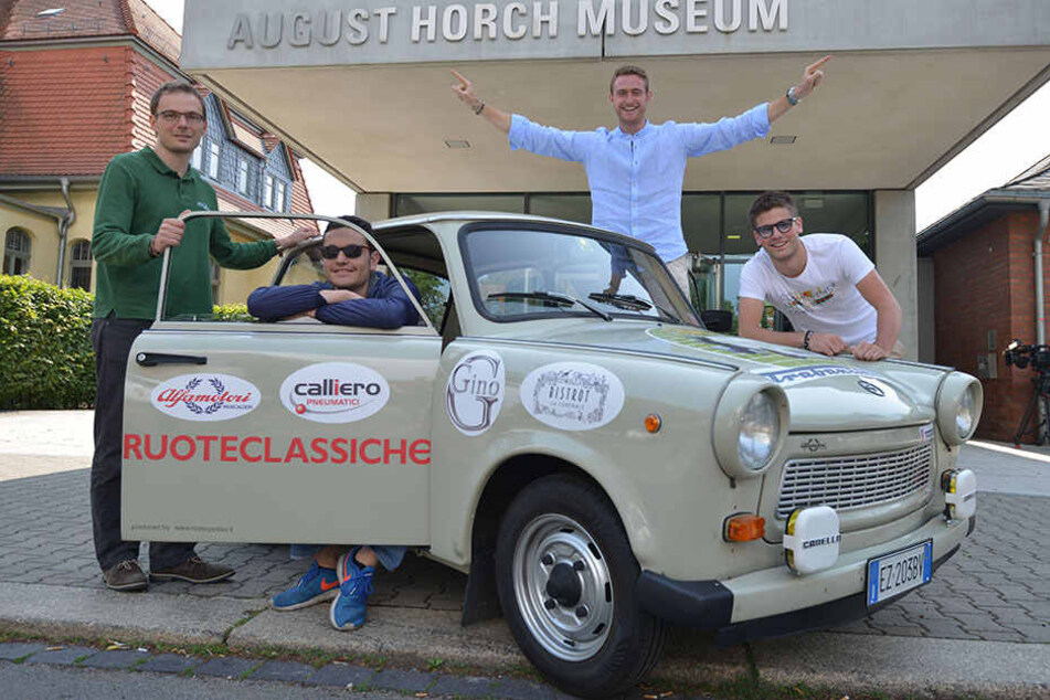 Mit dem Trabi von Turin nach Zwickau: André Meyer (v.l.), Giulio Carello, Francesco Pieretti und Stefano Steinleitner.