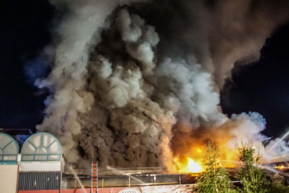 Feuerwehrleute kämpfen gegen die Flammen an.