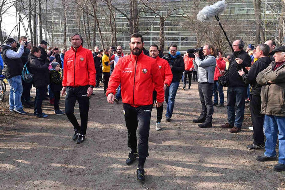 Cristian Fiel (Mitte) leitete am heutigen Donnerstag seine erste Einheit als Neu-Cheftrainer der SGD.