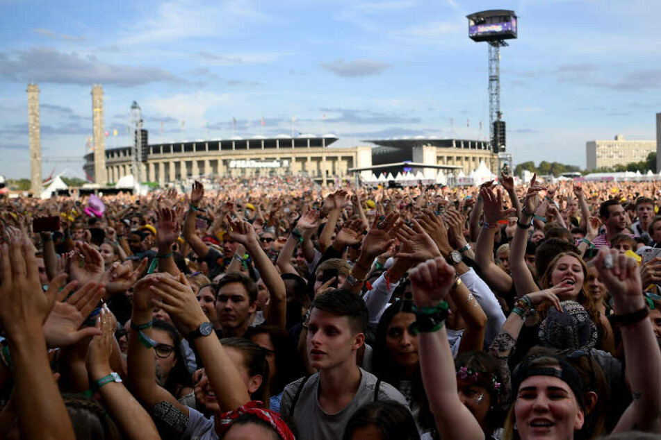 Besucher feiern beim Lollapalooza auf dem Gelände des Olympiaparks.