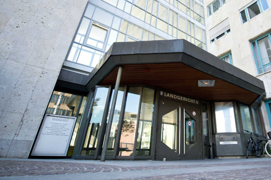 Im Stuttgarter Landgericht gab er am Montag an, dass er seine Ex-Freundin mit dem Messer bloß erschrecken haben wollen.