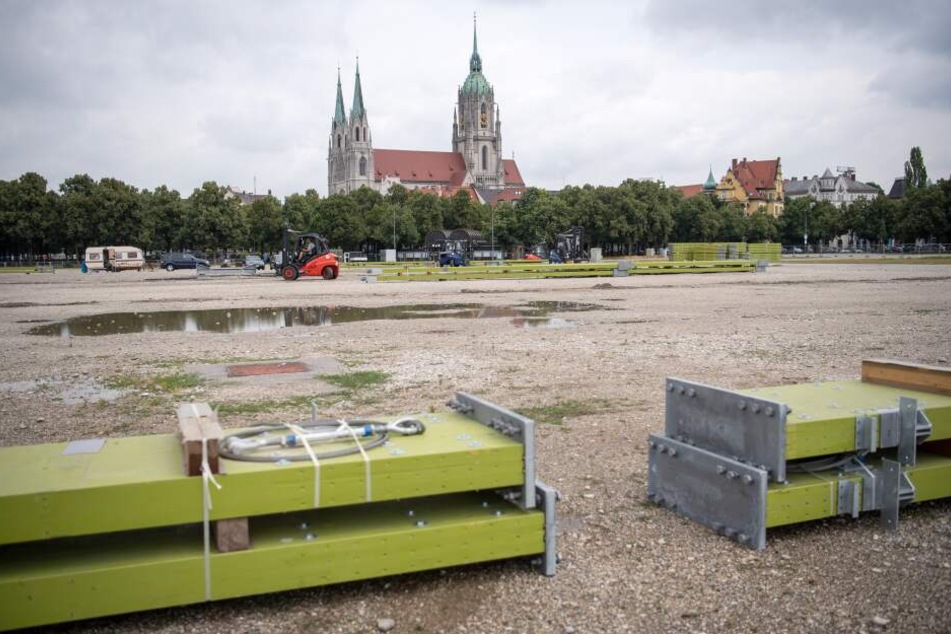 Bauteile liegen auf der Baustelle des Oktoberfestes auf der Theresienwiese.