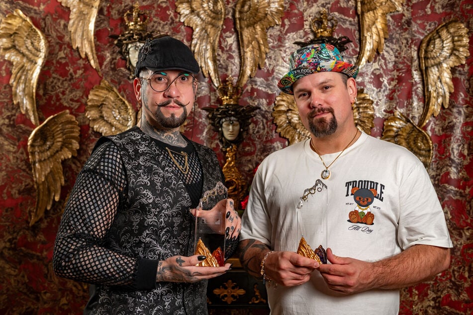 Santino Beyrich alias Roko Chandelier (36, l.) und Emanuel Hagen (36) mit den Awards.