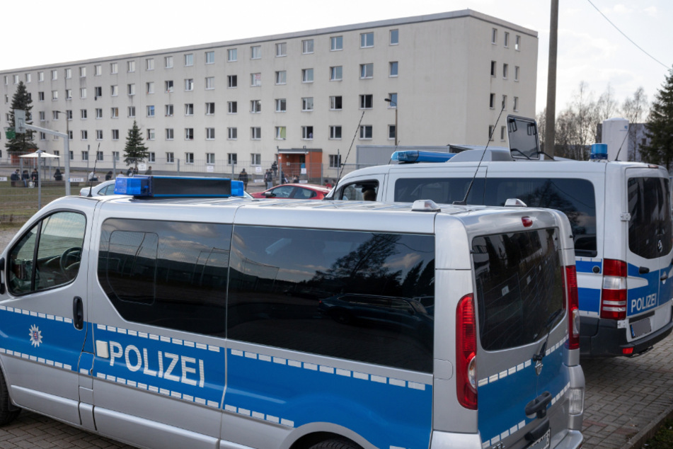 Wegen Streit und eines gemeldeten Brands räumte die Polizei die Asylunterkunft. (Symbolbild)