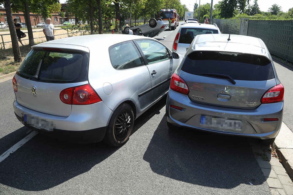 Der VW Golf krachte gegen zwei parkende Autos.