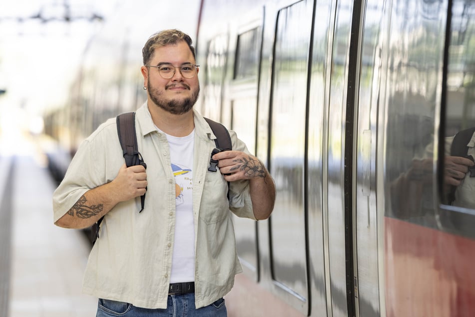 Nico lebt mit einer Angststörung und weiß aus eigener Erfahrung, welche Herausforderungen das Reisen für Menschen mit unsichtbaren Erkrankungen mit sich bringt.