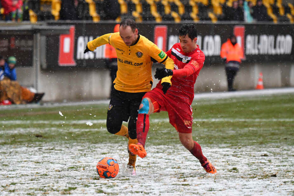 Rico Benatelli (li.) im Zweikampf beim Test gegen Budissa Bautzen.