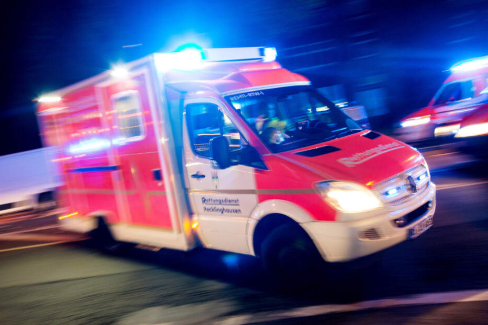 Der 60-Jährige wurde schwer verletzt in ein Krankenhaus gebracht. (Symbolbild)