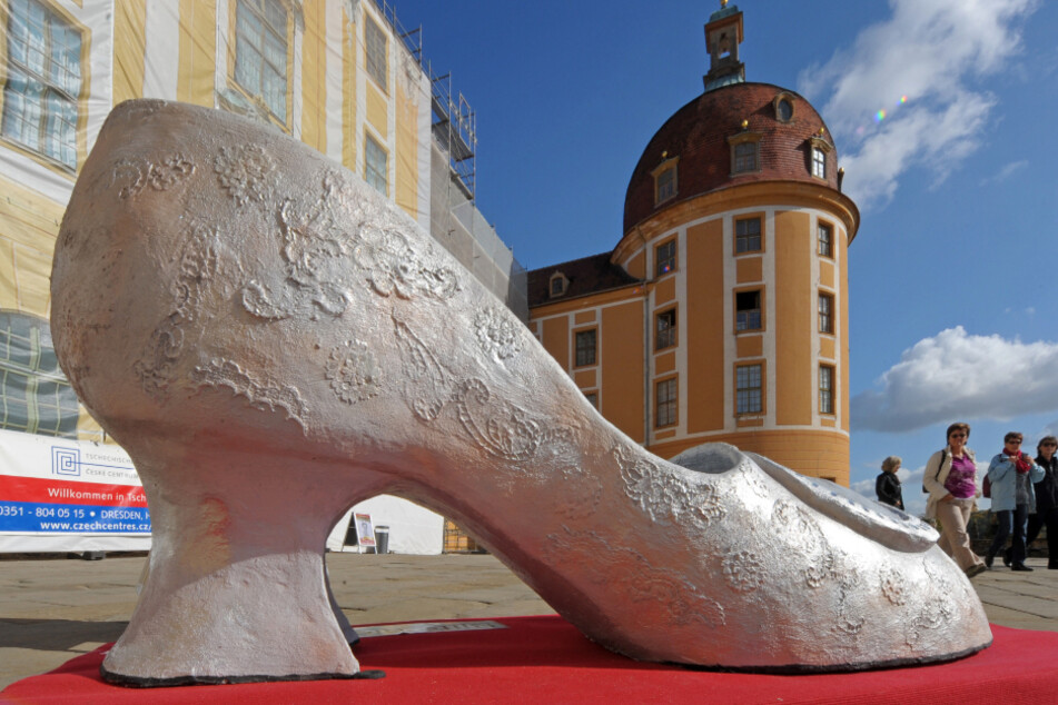 Mit einem überdimensional großen Prinzessinnen-Schuh, Original-Filmkostümen und jeder Menge Exponate lockt die Aschenbrödel-Schau jährlich über 100.000 Besucher an.