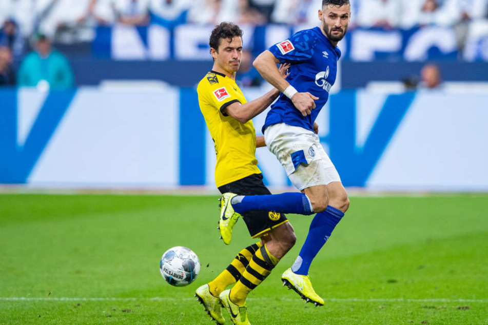 Schalkes Daniel Caligiuri (r) und Dortmunds Thomas Delaney im Zweikampf.