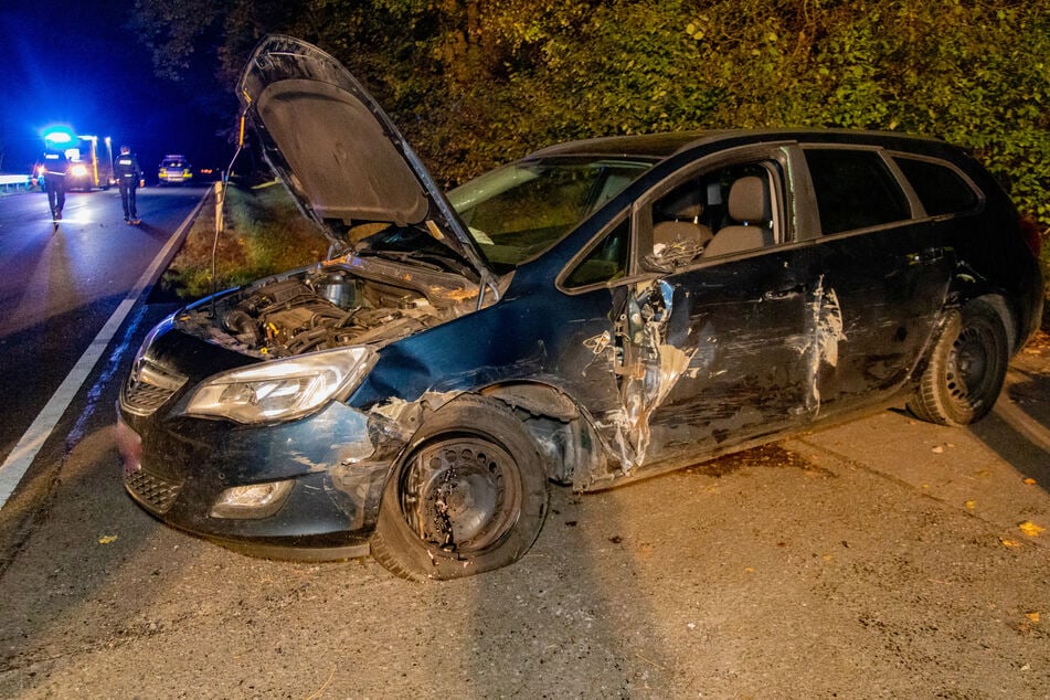 Beide Autolenker wurden durch den heftigen Zusammenstoß verletzt. Die Beifahrerin aus dem Opel Astra kam mit dem Schrecken davon.