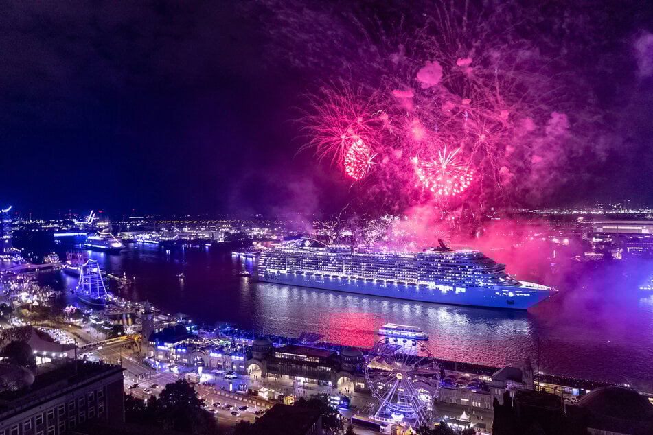 Das Kreuzfahrtschiff "MSC Preziosa" und weitere Dampfer fuhren bei einem Feuerwerk während einer Parade der Cruise Days auf der Elbe in Hamburg.