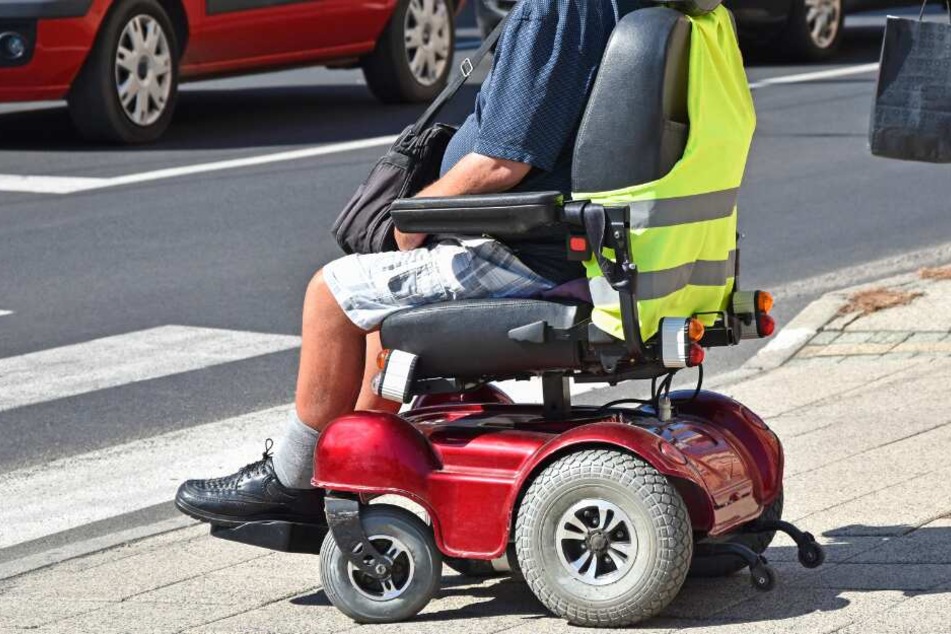 Mit einem elektrischen Rollstuhl kippte der Mann um. (Symbolbild)