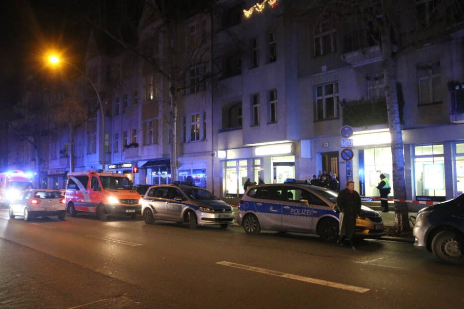 Einsatzfahrzeuge von Polizei und Feuerwehr stehen vor der Bankfiliale.