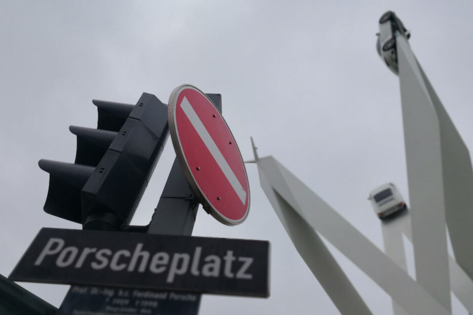 Eine Porsche fehlt an der Skulptur.