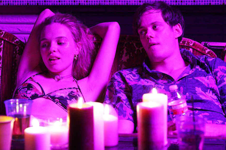 Lily Colson (Odessa Young) macht mit ihrem Freund Mark (Bill Skarsgard) fett Party.