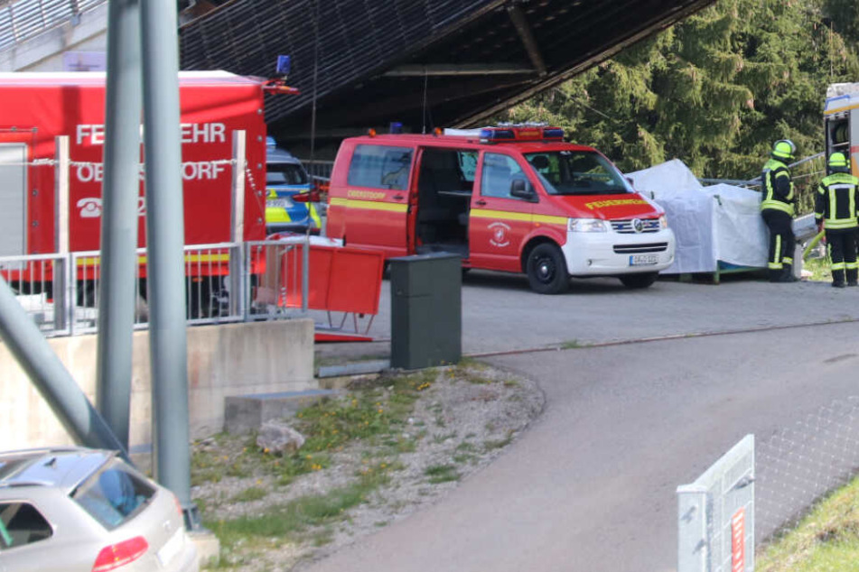 Der Pilot wurde mit Brüchen in ein Krankenhaus gebracht.