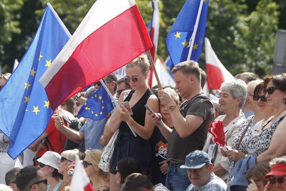 Demonstranten protestieren seit dem Wochenende vor dem Parlamentsgebäude in Warschau.