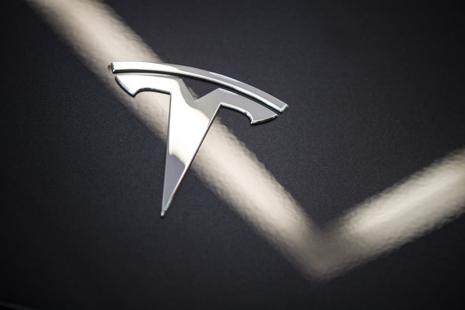 Das US-amerikanische Unternehmen Tesla ist vor allem bekannt für seine E-Autos. (Foto: Christophe Gateau/dpa)