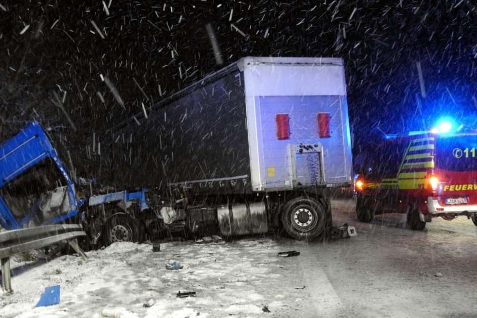 A14: Zwei Brummifahrer kamen sich beim Überholen zu nahe und wurden auf spiegelglatter Fahrbahn bei Schneesturm und schlechter Sicht in die Böschung gedrückt.