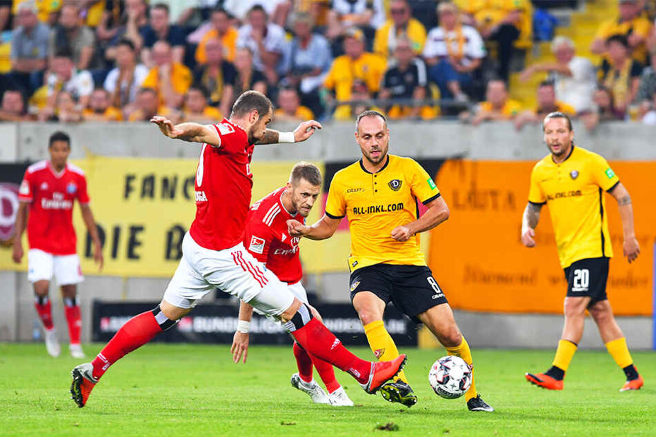 Dynamos Rico Benatelli (vorn rechts) nahm es gleich mit zwei HSV-Stars auf. Hier ließ er Pierre-Michel Lasogga (vorn rechts) und Aaron Hunt (M.) einfach stehen.