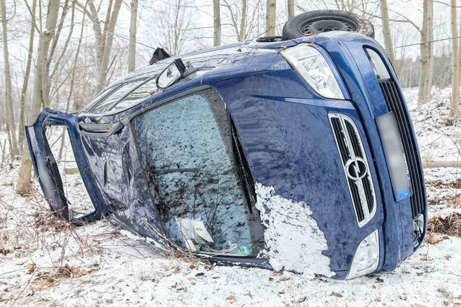 Die Fahrerin wurde bei dem Unfall verletzt und musste ins Krankenhaus gebracht werden.