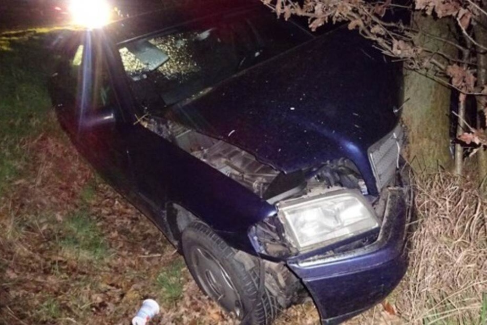 Der 34-Jährige krachte mit seinem Wagen in den Graben.