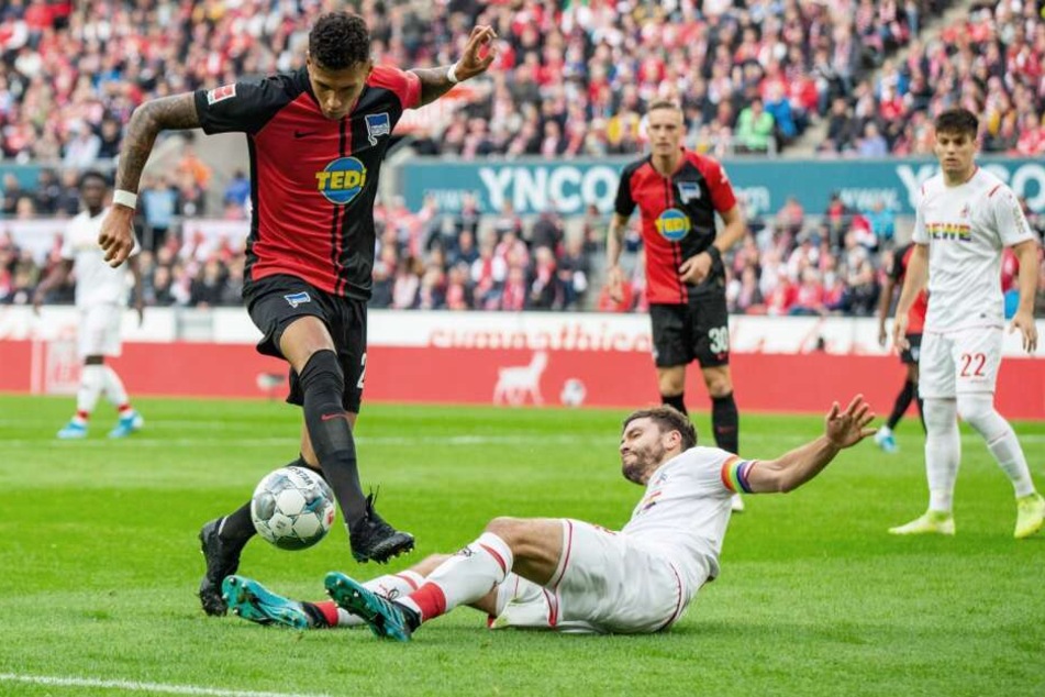 Berlins Davie Selke (l) im Zweikampf mit Kölns Jonas Hector.
