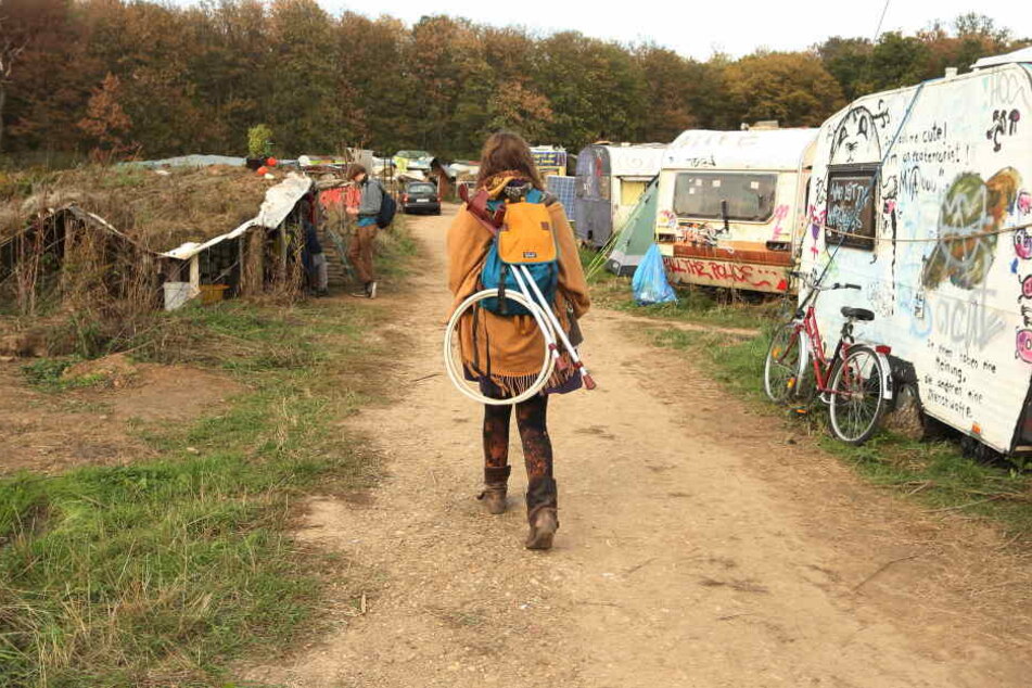 Die Polizei hat am Freitagmorgen (28. Dezember das Wiesencamp am Hambacher Forst durchsucht (Archivbild).