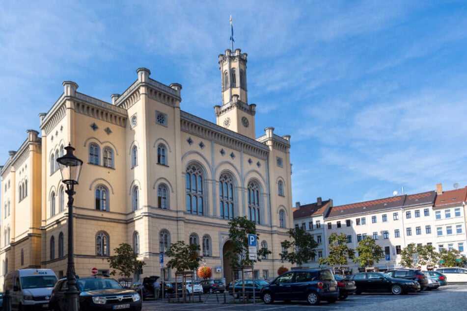 Blick auf das Zittauer Rathaus, das sich auf dem Marktplatz befindet (Archivbild).