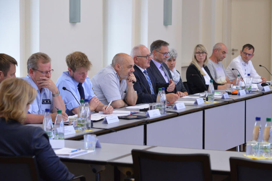 In einer Pressekonferenz gaben mussten Umweltamt und Firmenleitung einräumen, dass die Gefahr für die Bevölkerung noch nicht einschätzen können.