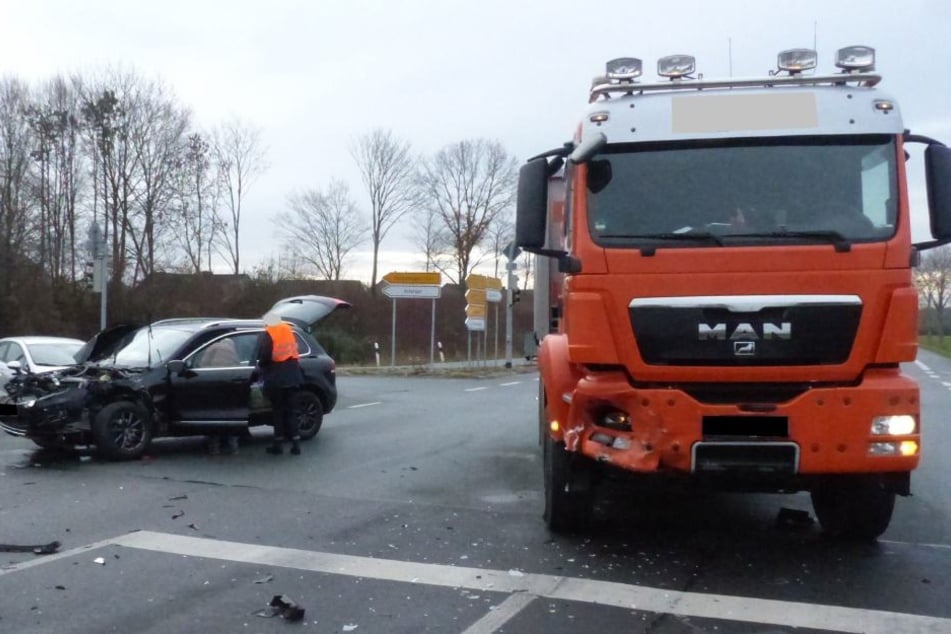 Der VW wurde stark beschädigt und musste abgeschleppt werden.