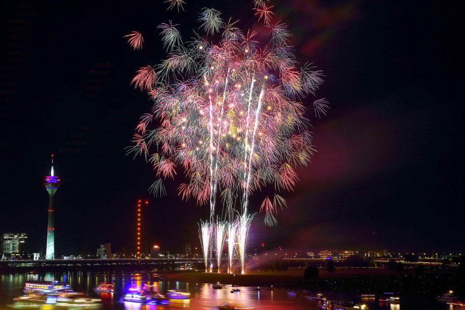 Um 23 Uhr fällt am Samstagabend der Startschuss für das traditionelle Feuerwerk zum Japan-Tag in Düsseldorf.