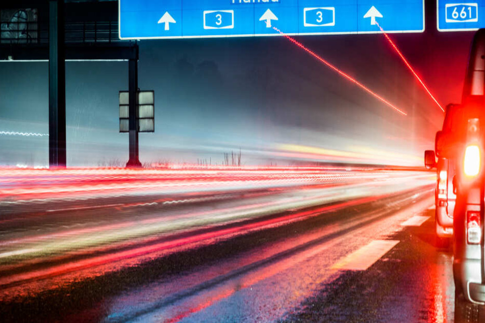 Eine Matratze auf der A3 hat einen Unfall ausgelöst. (Symbolbild)