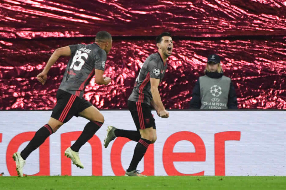 Benficas Pizzi (r.) jubelt mit Carlos Vinicius, nachdem er das erste Tor erzielt hat.