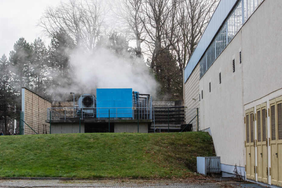 CDU/FDP machen sich für den Neubau einer Schwimmhalle im Küchwald stark. Die Abwärme der Kältemaschinen im Eisportkomplex könnte das Schwimmbad beheizen.
