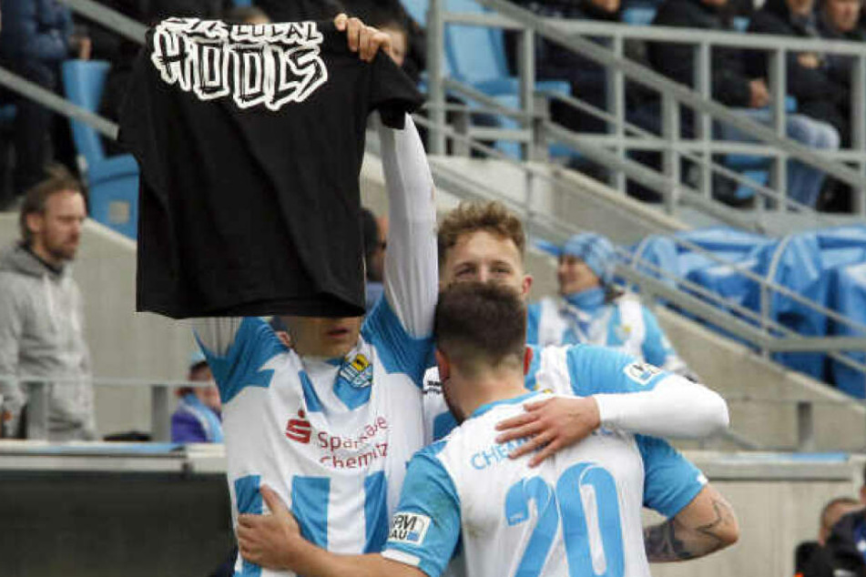 Der Auslöser des Skandals: Daniel Frahn hält ein T-Shirt mit der Aufschrift "Support Your Local Hools" hoch.