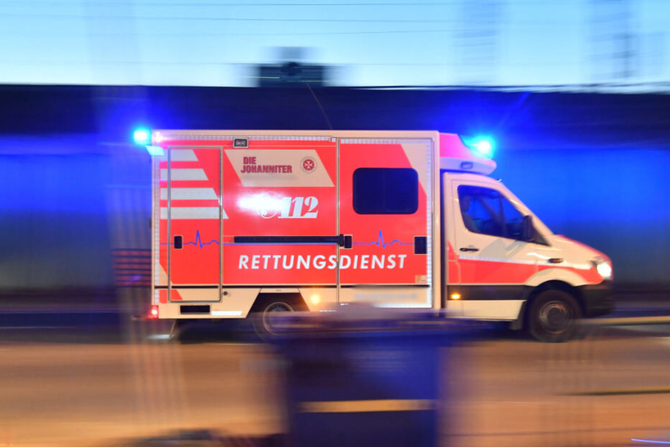 Der Rettungswagen brachte die Frau noch in ein Krankenhaus. (Symbolbild)