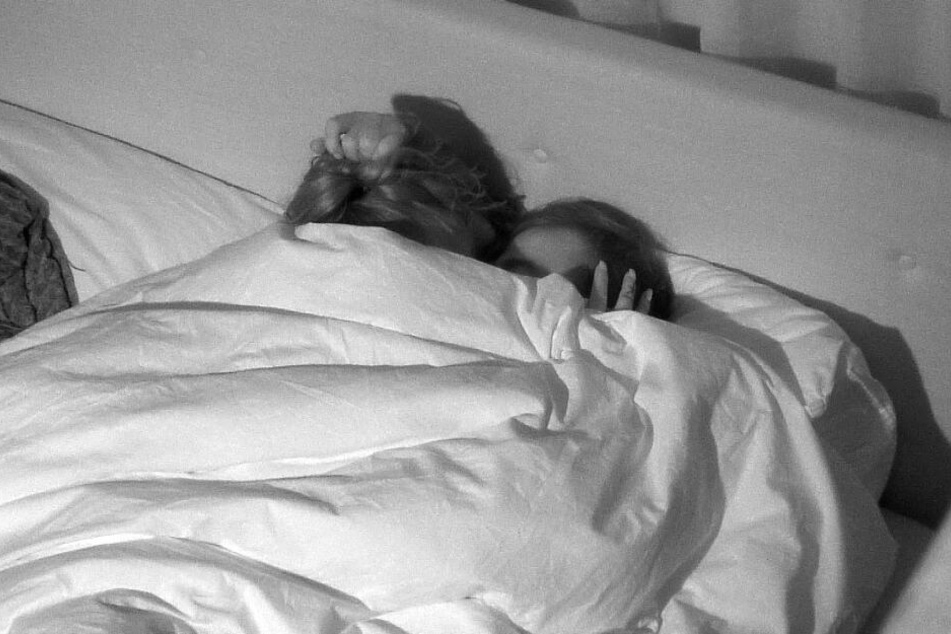 SAT.1 zeigte am Donnerstag, wie sich Janine Pink (32) und Tobias Wegener (26) erstmals im Bett geküsst haben.