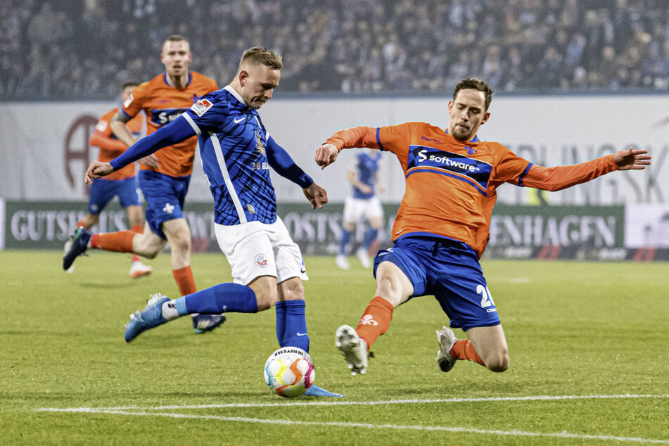 Der Rostocker Kai Pröger (l.) und Darmstadts Jannik Müller kämpfen um den Ball: Vor allem in der ersten Halbzeit war Hansa dem Tabellenführer ebenbürtig.