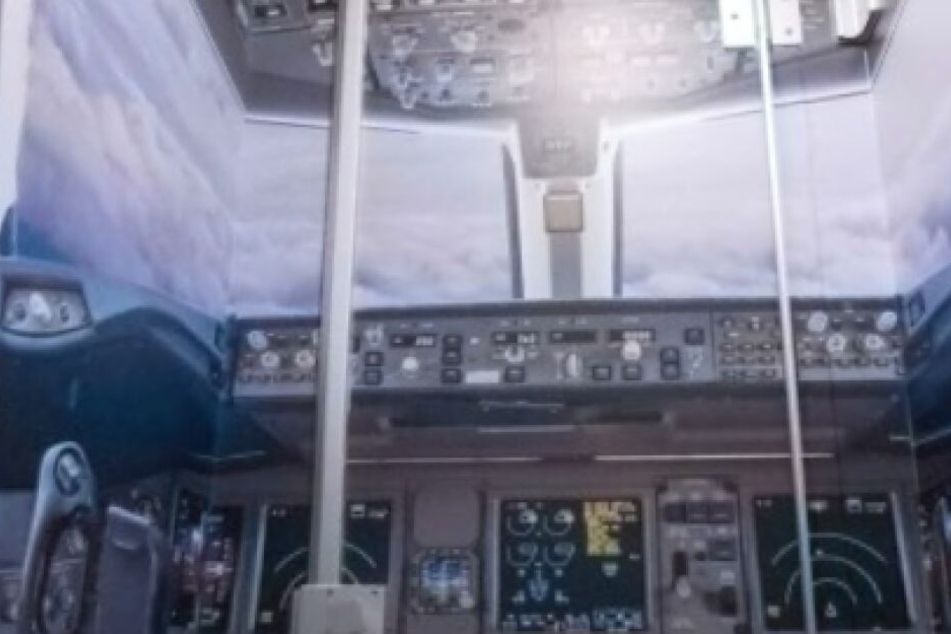 Ein Blick aus dem Toiletten-Cockpit am Flughafen Köln/Bonn.