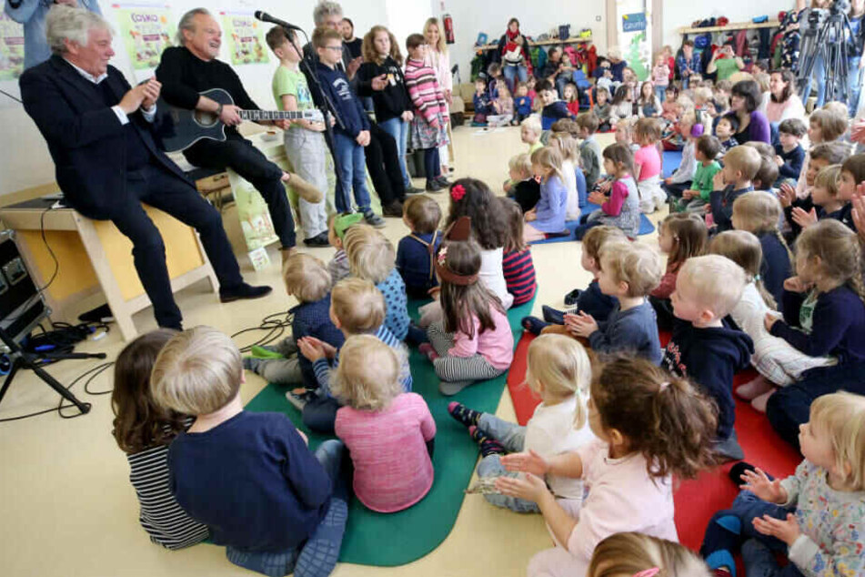 Zuckowski und das Autoren-Team Dieter Faber und Wolfram Eicke (oben v.l) singen mit den Kindern der Kita Drachenfelsstrasse Lieder aus dem Hörspiel "Das dunkle Geheimnis der Sonne".