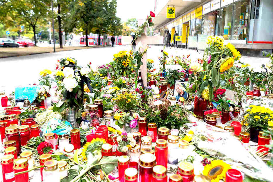 Noch immer wird der Tatort in Chemnitz von zahlreichen Blumen, und Kerzen geschmückt. Eine 35 Jahre alte Person war hier in der Nacht zum vergangenen Sonntag mit Messerstichen getötet worden.