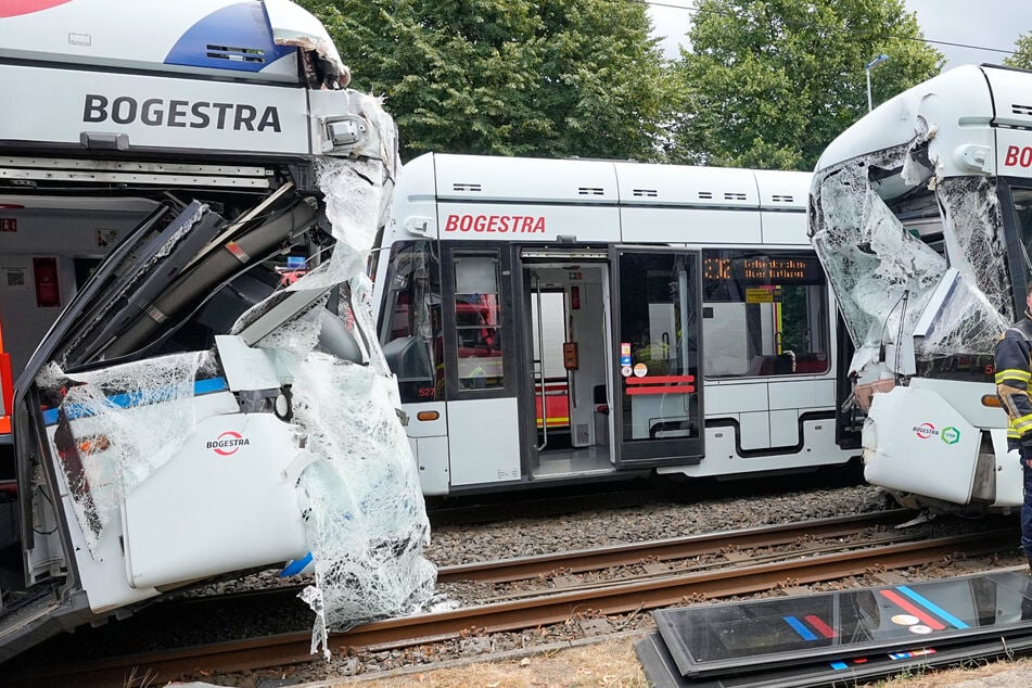 Heftiger Crash mit Fahrschulbahn: Bis zu 30 Verletzte, teils in Lebensgefahr